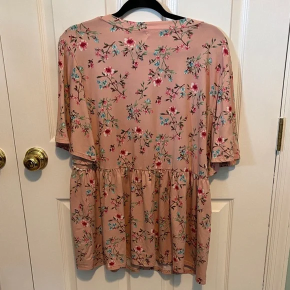 🐥Haptics Floral Peplum Tunic in Blush Pink - Picture 3 of 4